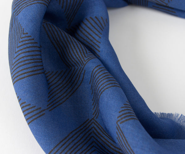 argue ストール　SQUARE WOOL GAUZE STOLE NAVY Cross Hatch Wool Gauze Scarf in Black and Cobalt Blue - Au